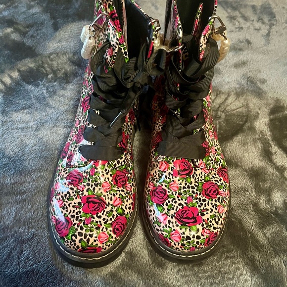 Torrid brand Betsey Johnson Floral Combat Boots - Pink and Black 10w - Picture 1 of 3